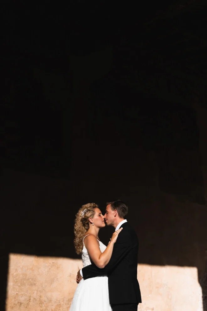 Portrait of Mandy & Tim during their wedding in Tuscany, with elegance and authentic emotions