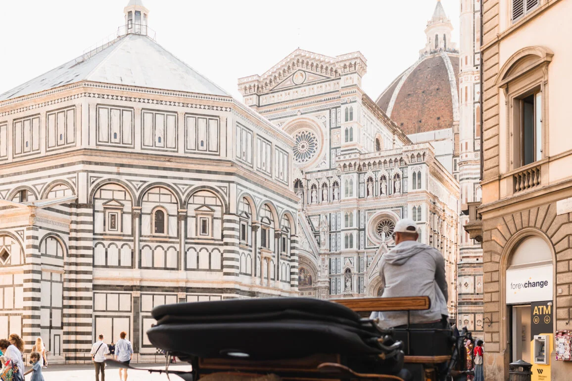 Horse carriage in front of Florence Cathedral Horse-drawn carriage in Piazza del Duomo, Florence – wedding atmosphere in Tuscany