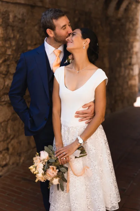 Sposi innamorati a San Gimignano in Toscana, ritratti dal fotografo di matrimoni Vanni Frassoni.